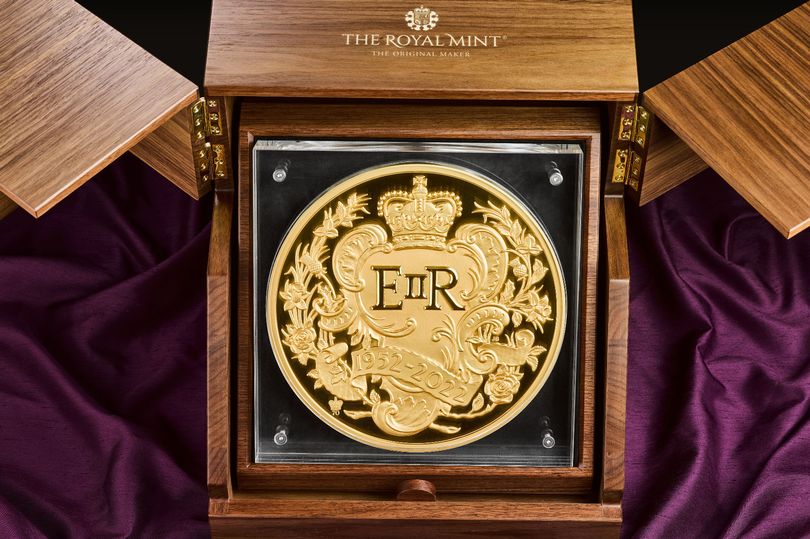 Королевский монетный двор представил самую большую в истории 15-килограммовую золотую монету к юбилею королевы