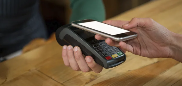 Т-Банк запустил оплату на iPhone без подключения к интернету через T-Pay