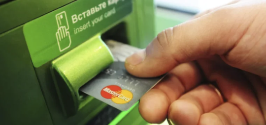 Сбербанк начал выдавать карты в банкоматах