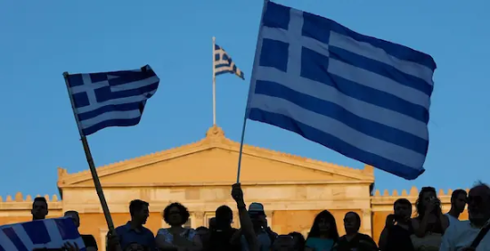 Молодежь Греции чаще использует наличные, чем представители старшего поколения