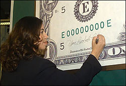 Новые подписи на американских долларах