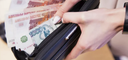 Названа сумма наличных, которую россияне носят в кошельке